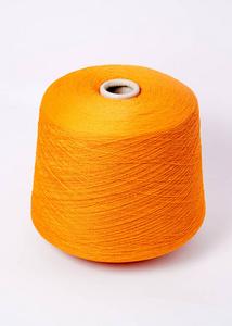 缝纫线的顶部视图推到一起像瓷砖纺织制造厂纱线卷, 工业原料桌上棉纱